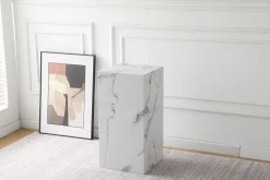 Avery piedestal i hvid marmorprint 35x35x70cm